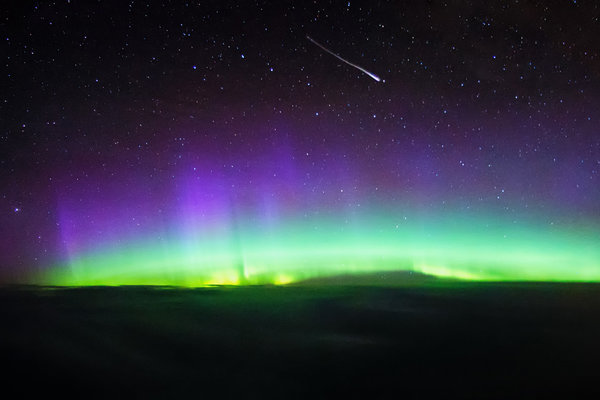 aurora-borealis-northern-lights-purple-green-shooting-star-vanheijst.jpg 