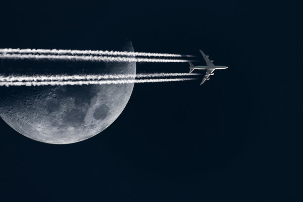 747-contrail-moon-composition.jpg 