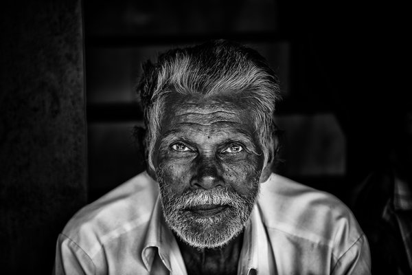 india-kovalam-man-eyes-portrait-vanheijst.jpg 
