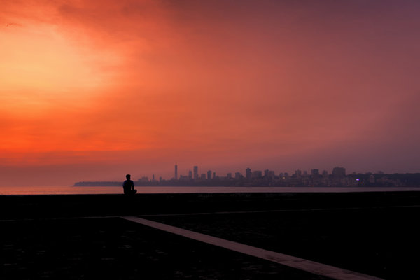 india-mumbai-man-skyline-sunset-vanheijst.jpg 