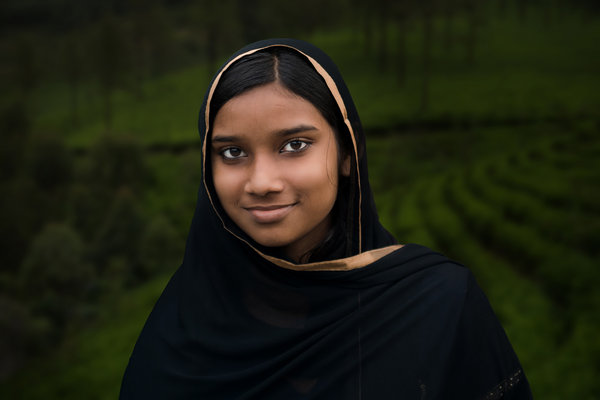 india-munnar-girl-veil-smile-people-vanheijst.jpg 
