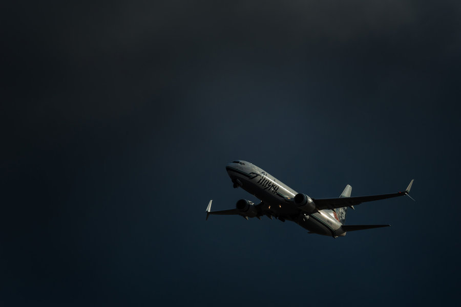 alaska-anchorage-boeing-737-airlines-dark-sky-vanheijst.jpg