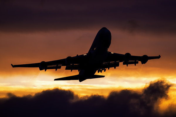 anchorage-alaska-boeing-747-takeoff-climb-sunset-colors-orange.jpg 