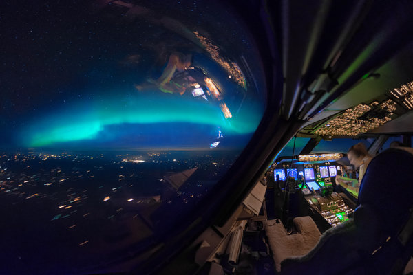 aurora-borealis-northern-lights-cockpit-747-pilot-vanheijst.jpg 