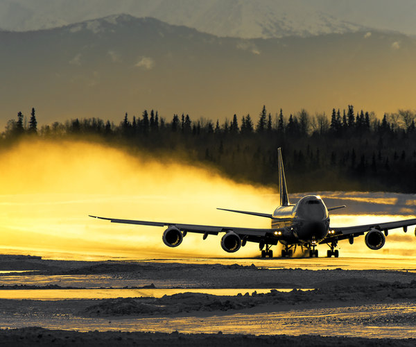 boeing-747-takeoff-anchorage-atlas-golden-sunset-snow-blast-light-vanheijst.jpg