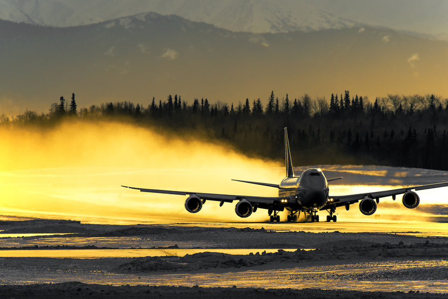 boeing-747-takeoff-anchorage-atlas-golden-sunset-snow-blast-light-vanheijst.jpg