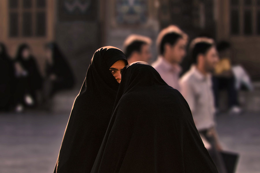 iran qom women veil looking vanheijst.jpg