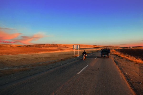 iran kurdistan road sunset afternoon traffic bike vanheijst.jpg 