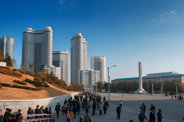 north-korea-dprk-pyongyang-appartments-buildings-street-pedestrians-vanheijst.jpg 