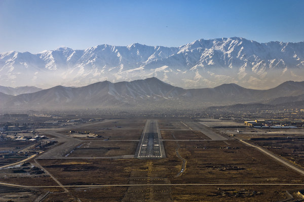 afghanistan-kabul-landing-runway-mountains-city-vanheijst.jpg 
