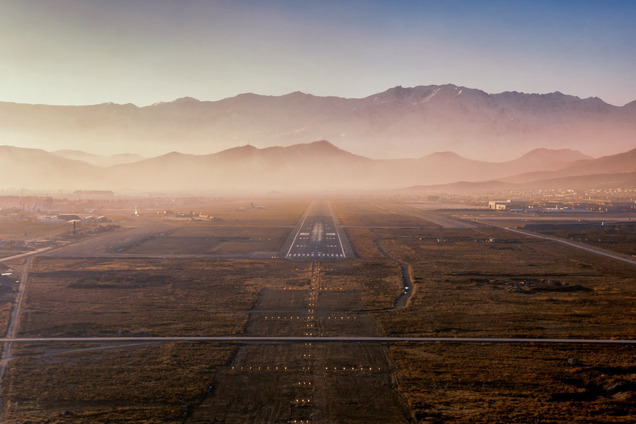 afghanistan-kabul-airport-landing-runway-mountains-city-afternoon-sunset-orange-vanheijst.jpg