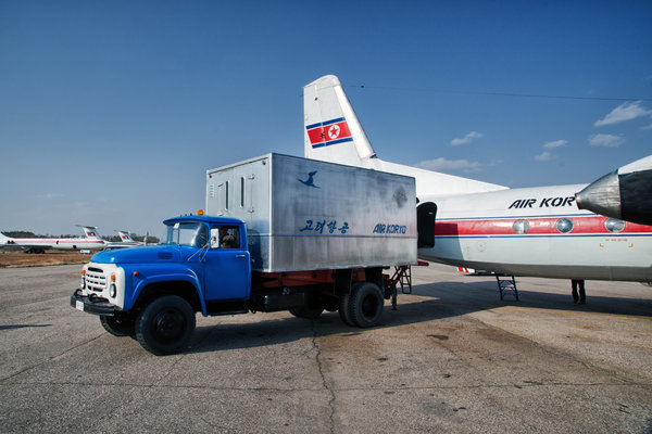 north-korea-air-koryo-antonov-an24-catering-truck.jpg 