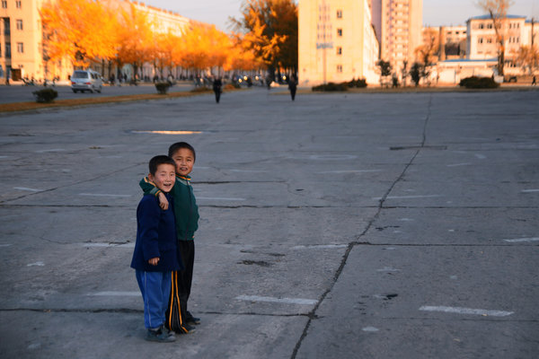 north-korea-hamhung-street-boys-people-happy.jpg 