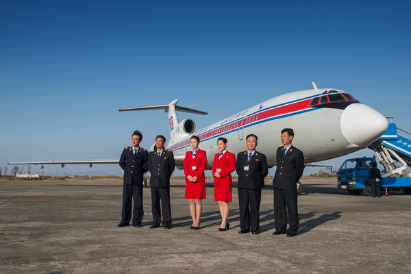 north-korea-air-koryo-tupolev-tu154-crew-pose.jpg 