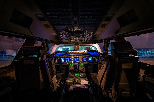 4-cockpit-747-nose-door-open.jpg 