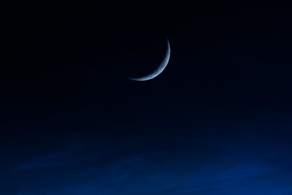 1,2-moon-cresent-blue-sky-cirrus.jpg 