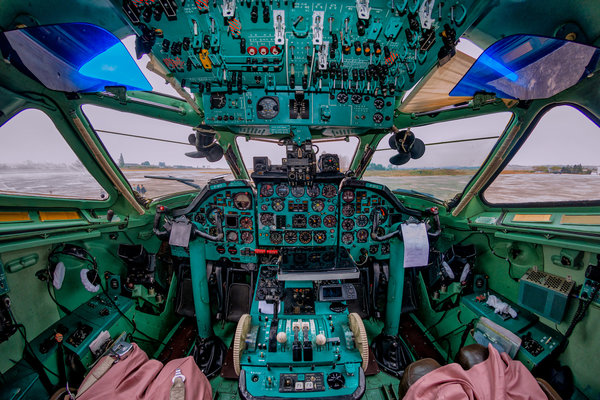 23-tu134-tupolev-air-koryo-cockpit.jpg 