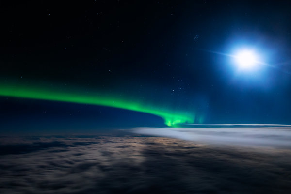10-clouds-moon-line-of-aurora-northern-lights.jpg 