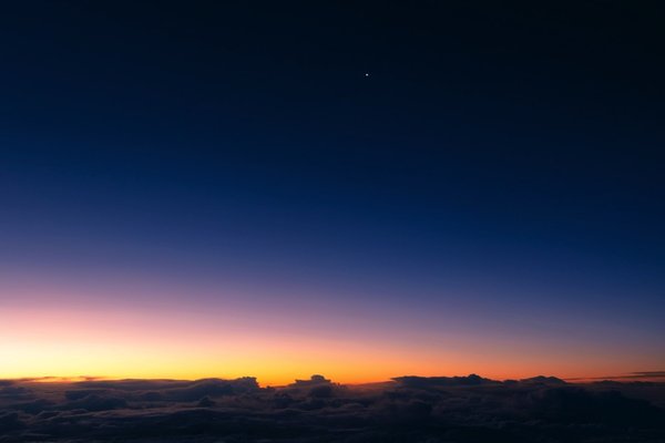 sunrise-above-the-clouds-moon-venus-sky+watermerk-2.jpg 
