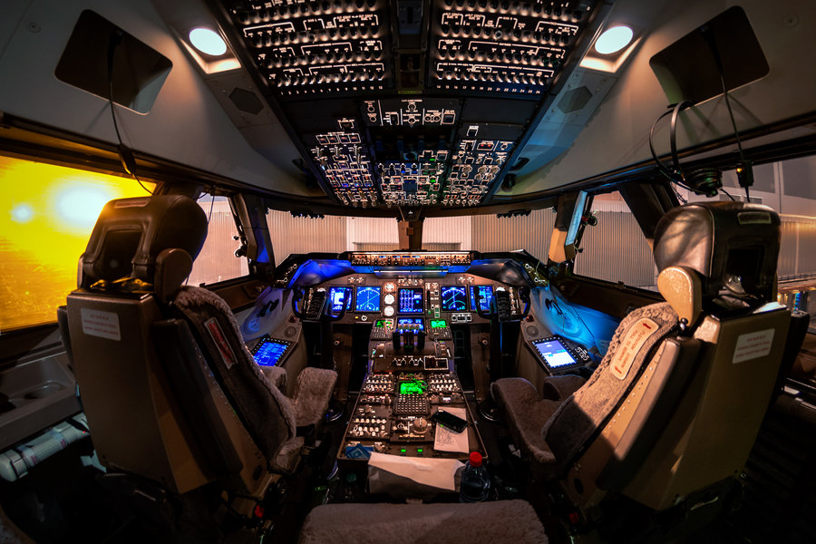 35-cockpit-747-night-apron-wide.jpg
