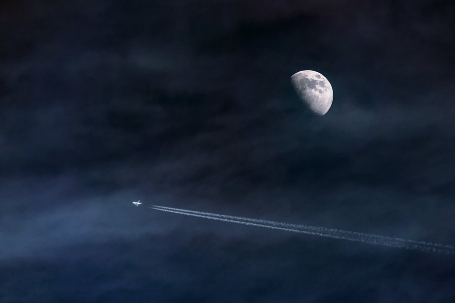 1-sn-brussels-airbus-moon-sky-clouds.jpg