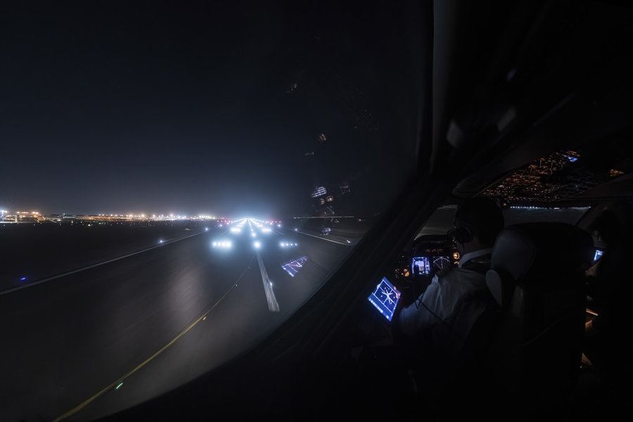 3-lineup-wide-cockpit-runway-night.jpg