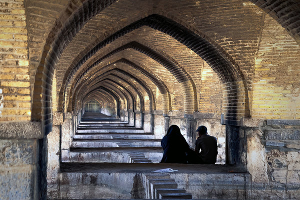 43-iran-lovers-bridge-hiding.jpg 