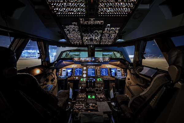 cockpit-747-ground-wide.jpg 
